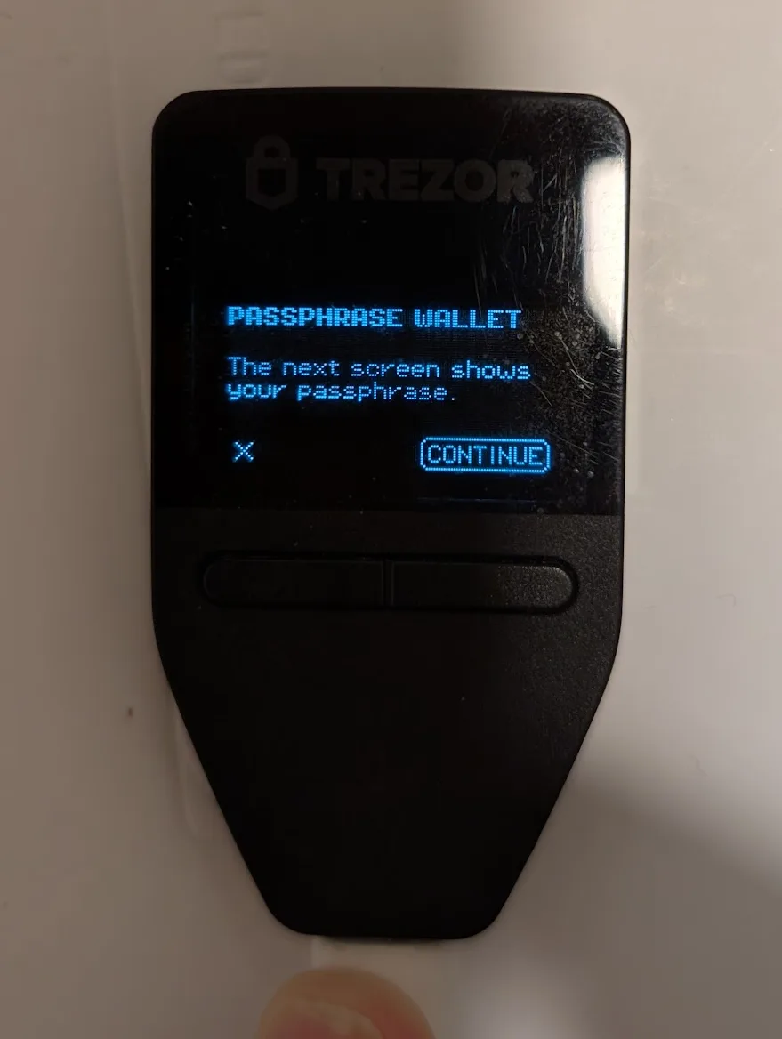 הזנת ה-Passphrase על מסך ארנק החומרה